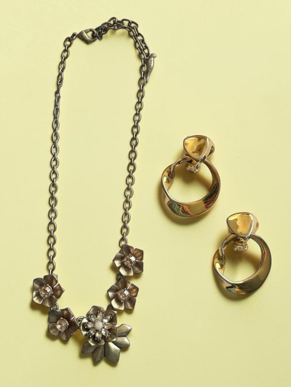 🫶🏻 Vintage Floral Necklace with Gold Hoop Earrings